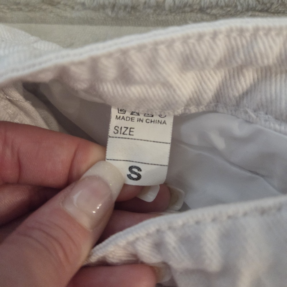 White Distressed Denim Shorts Size S 1/3 Button Fly Frayed Cutoff Raw Hem Womens - Picture 7 of 7